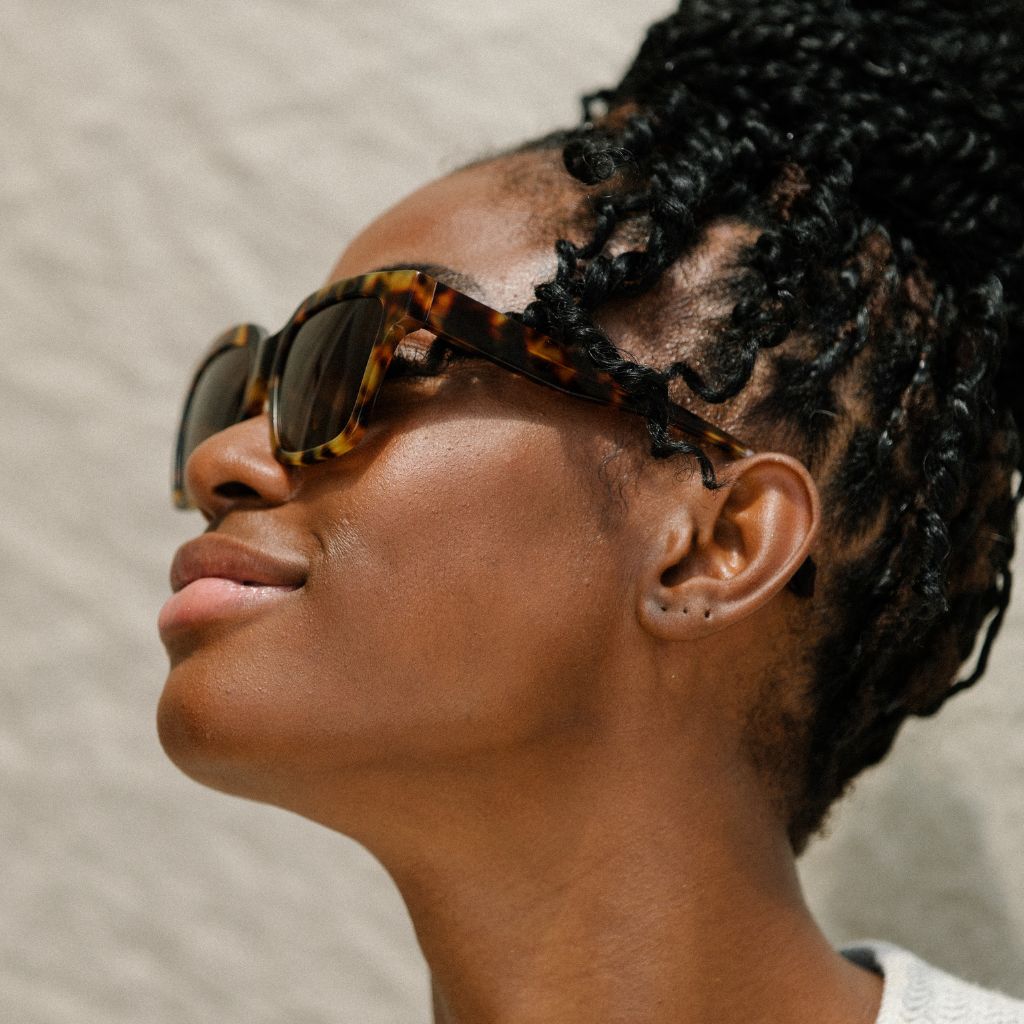 visible:Channel has a oval face shape, wide face width, low nose bridge #color_Sienna Tortoise with Polarized Tan Lenses