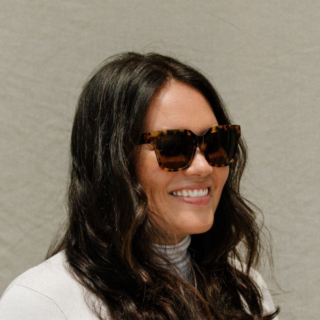 visible:Mel has round face shape, extra wide face width, med nose bridge #color_Sienna Tortoise with Polarized Tan Gradient Lenses