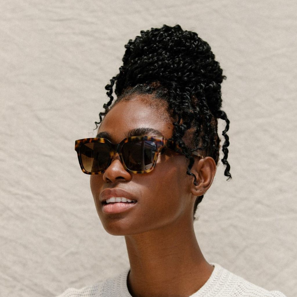 visible:Channel has a oval face shape, wide face width, low nose bridge #color_Sienna Tortoise with Polarized Tan Gradient Lenses