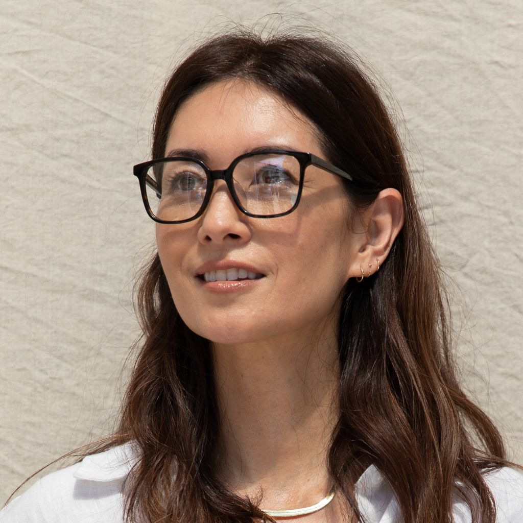 visible:Brenda has a heart face shape, med width, med nose bridge