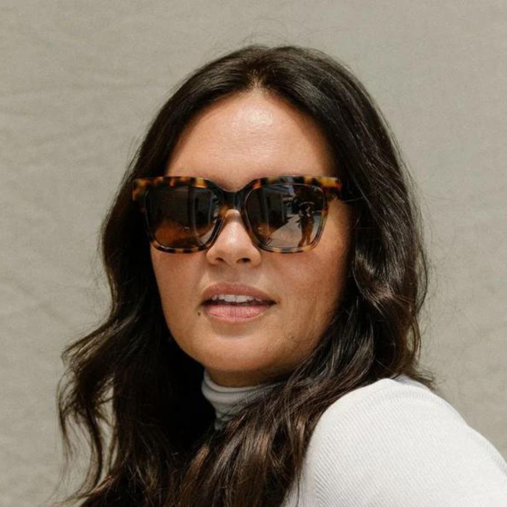 visible:Mel has round face shape, extra wide face width, med nose bridge:black #color_Sienna Tortoise with Polarized Tan Lenses