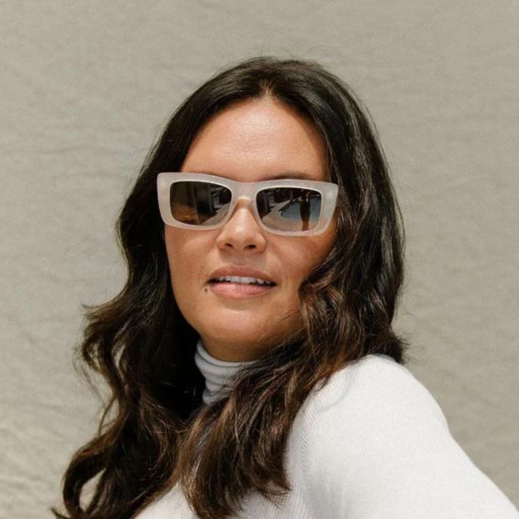 visible:Mel has round face shape, extra wide face width, med nose bridge:black #color_Kyoto Snow with Polarized Gray Gradient Lenses