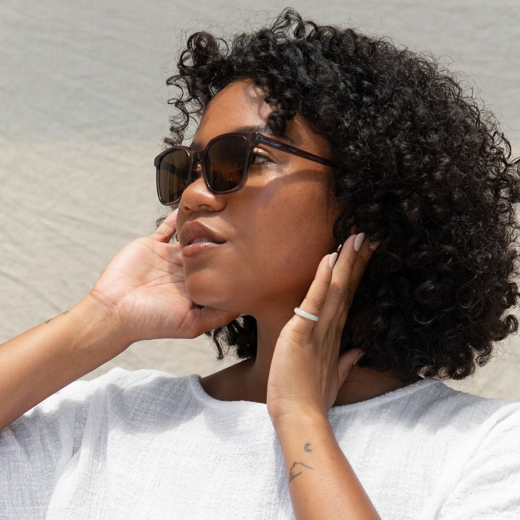 visible:Abcde has a round face shape, med width, low nose bridge:black #color_Caribbean Conch with Tan Polarized Lenses