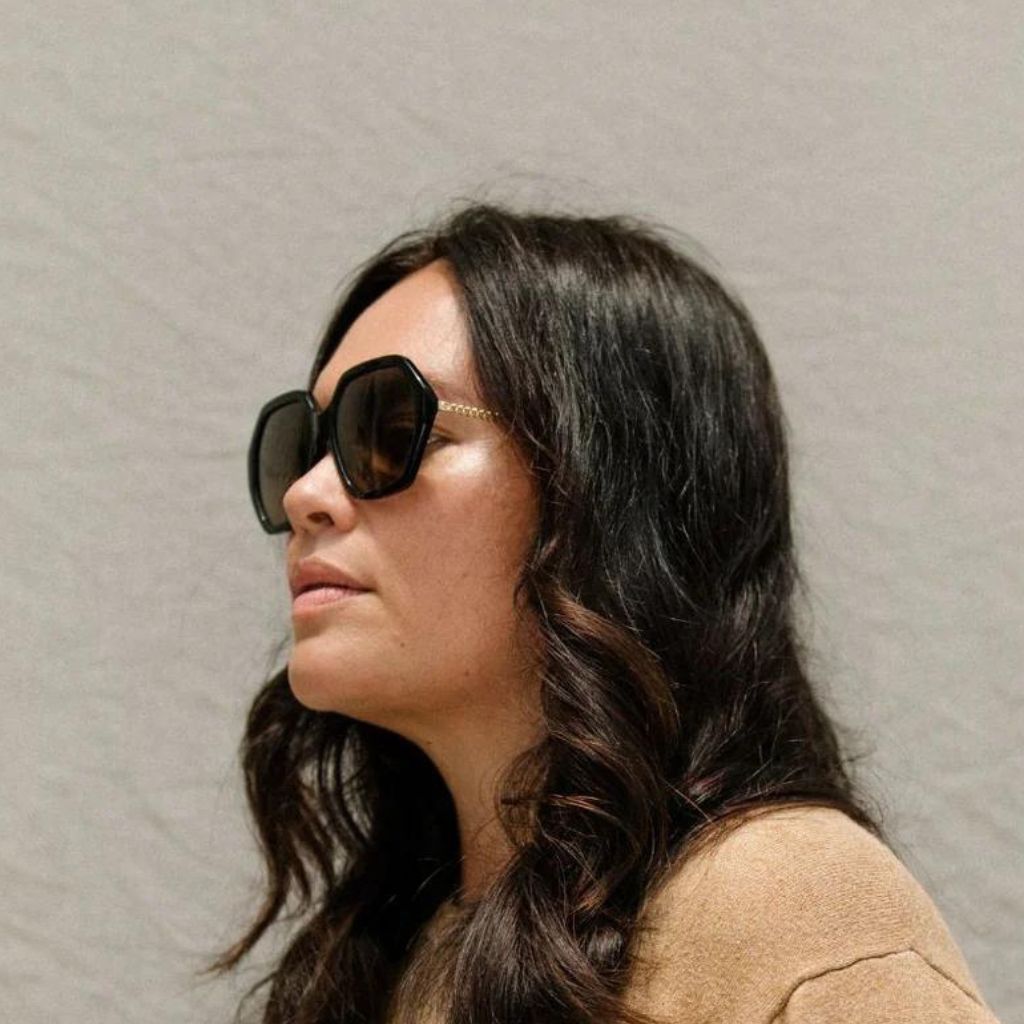 visible:Mel has round face shape, extra wide face width, med nose bridge #color_Black Lava with Polarized Gray Gradient Lenses