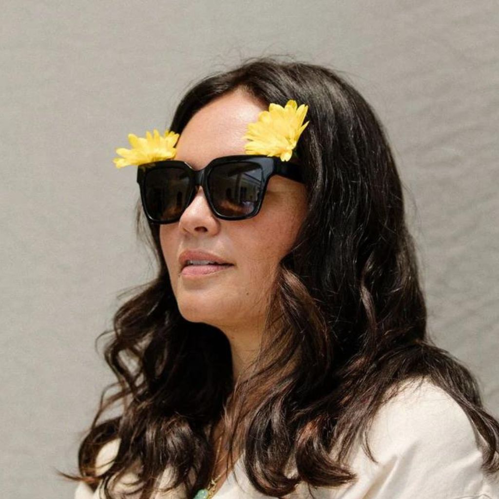 visible:Mel has round face shape, extra wide face width, med nose bridge:black #color_Black Lava with Polarized Gray Gradient Lenses