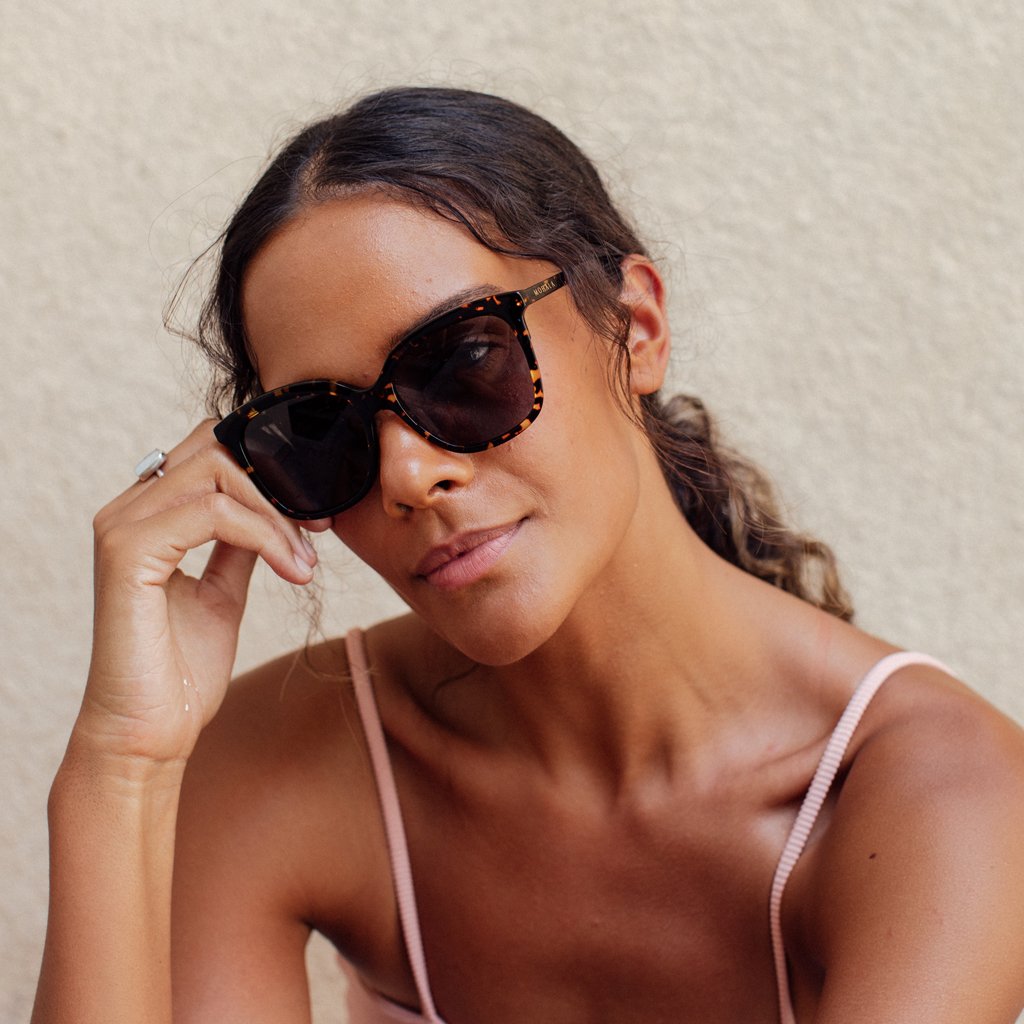 visible:Aloha has a long face, med nose bridge, narrow face width, deep skin with neutral undertones #color_Fireside Tortoise with Gray Lens