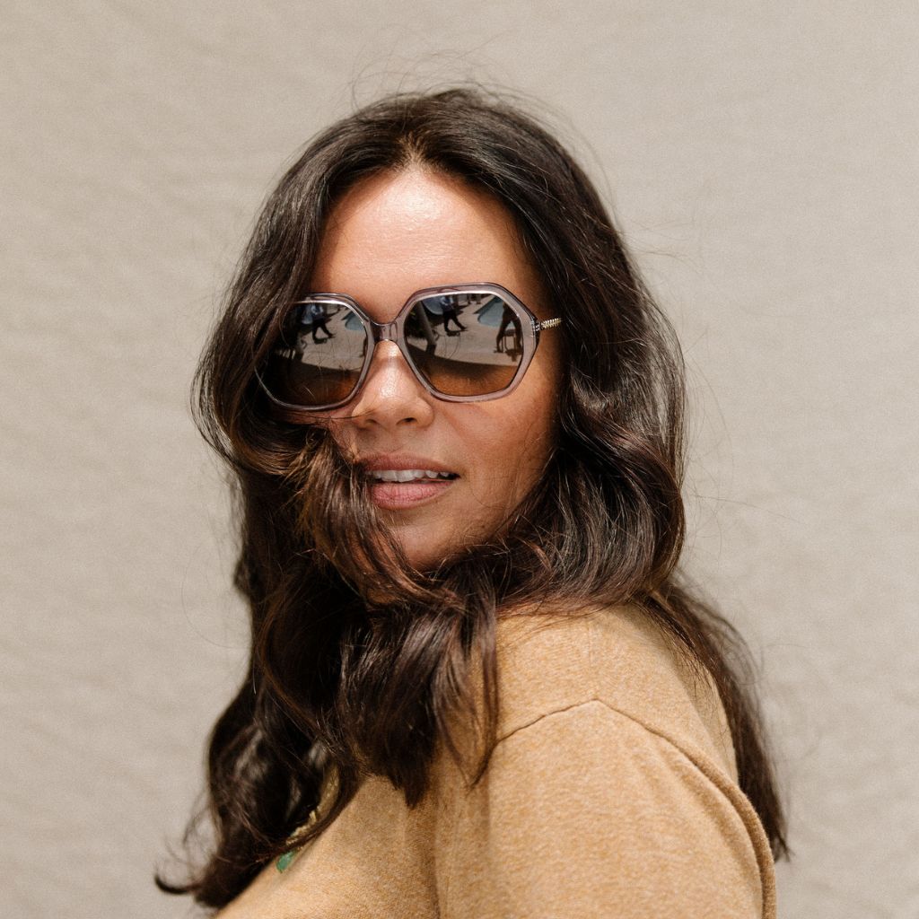 visible:Mel has round face shape, extra wide face width, med nose bridge #color_Tahitian Pearl with Polarized Gray Lenses