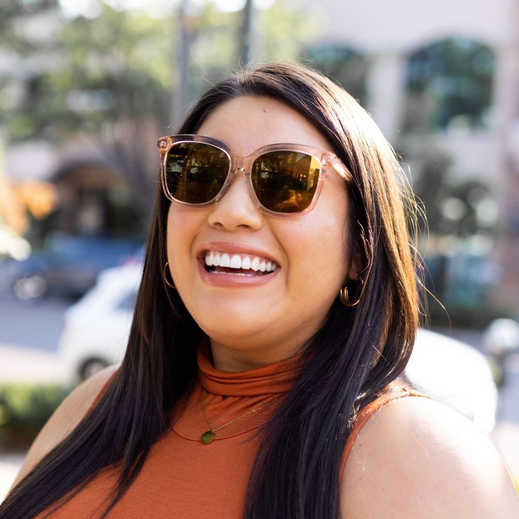 visible:Stephanie has a round face, med nose bridge, wide face width, light med skin with warm undertones #color_Sparkling Rose with Gold Mirrored Lens