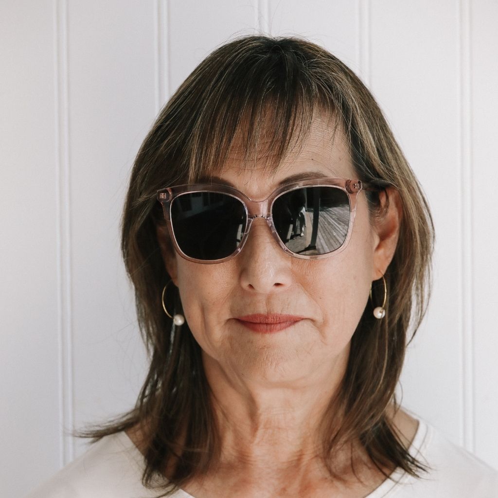 visible:Debbie has an oval face, med nose bridge, med face width, light skin with warm underdertones #color_Lilac Quartz with Polarized Gray Lens