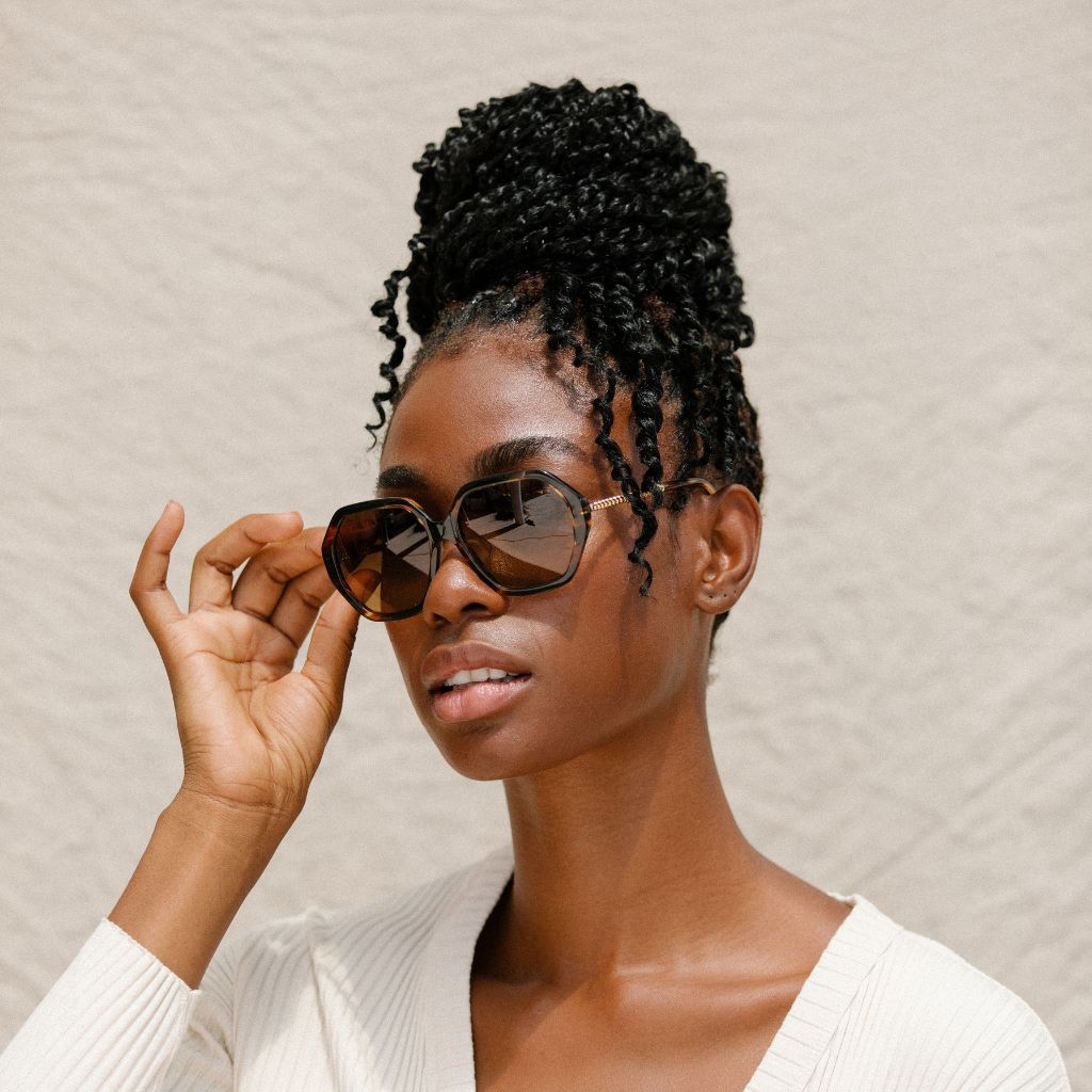 visible:Channel has a oval face shape, wide face width, low nose bridge:black #color_Chai Tortoise with Polarized Tan Lenses