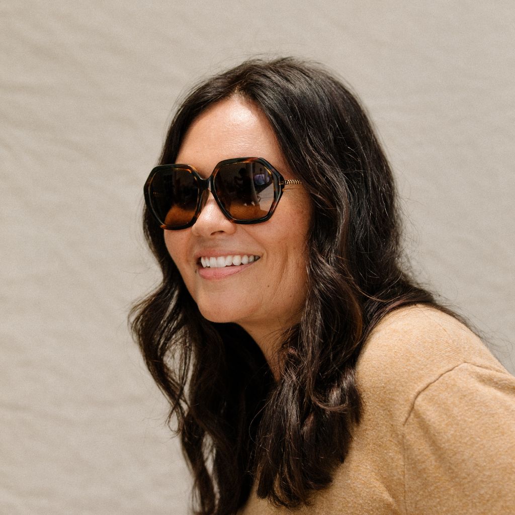 visible:Mel has round face shape, extra wide face width, med nose bridge #color_Chai Tortoise with Polarized Tan Lenses