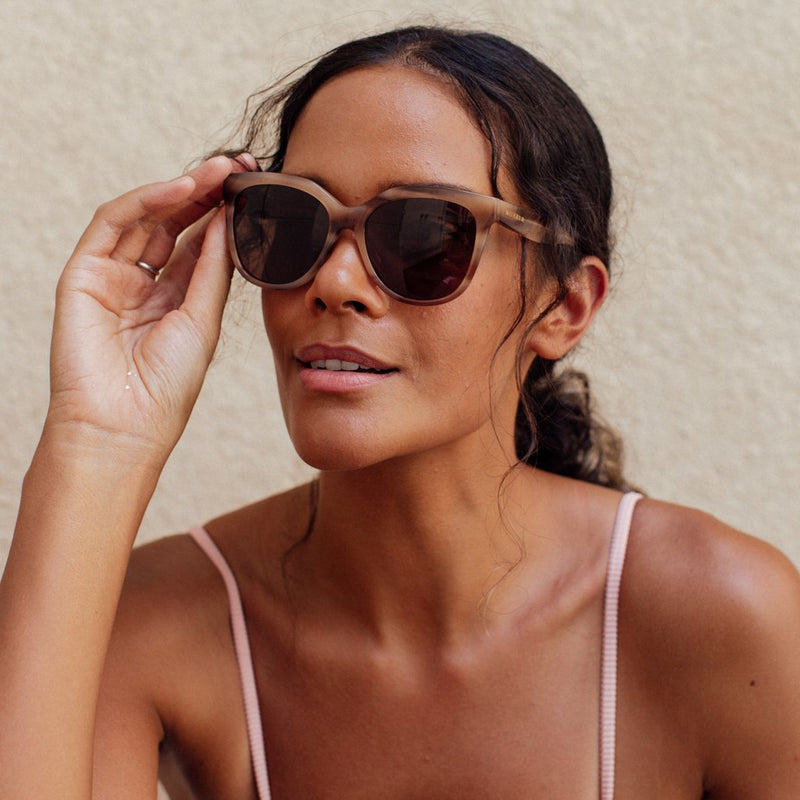 visible:Aloha has a long face, med nose bridge, narrow face width, deep skin with neutral undertones #color_Sand Dune with Polarized Tan Lenses